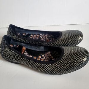 Born Women's Julianne ballet flats in a black and silver slip-on style Sz 8.5M